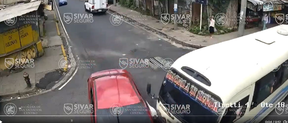 Cámaras captan accidente entre vehículo particular y un microbús