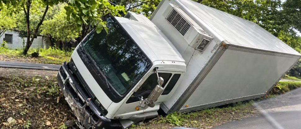 Conductor de camión se accidenta en sector conocido como el triángulo de Zacatecoluca