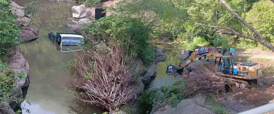 Camionero se pone a cargar agua y termina dentro del río