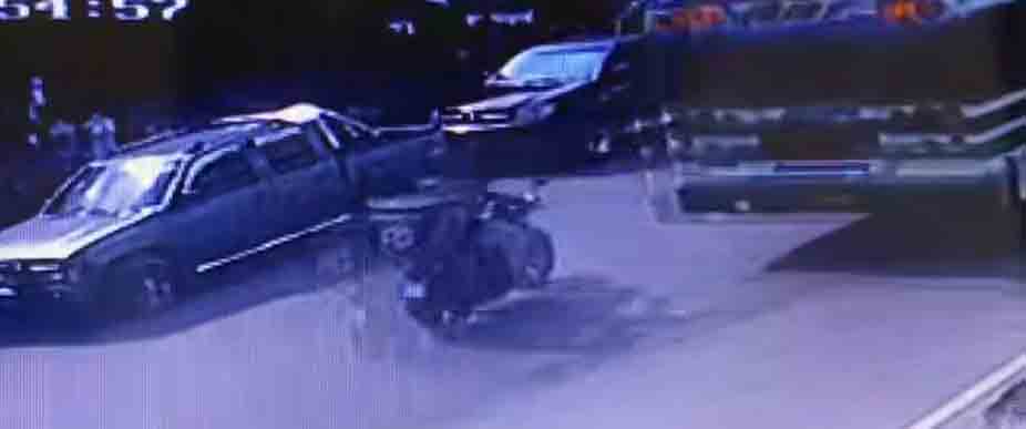 No aprenden: captan a biker sobrepasando y sufre un accidente