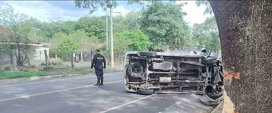Conductor termina volcado tras impactar contra árbol en Morazán