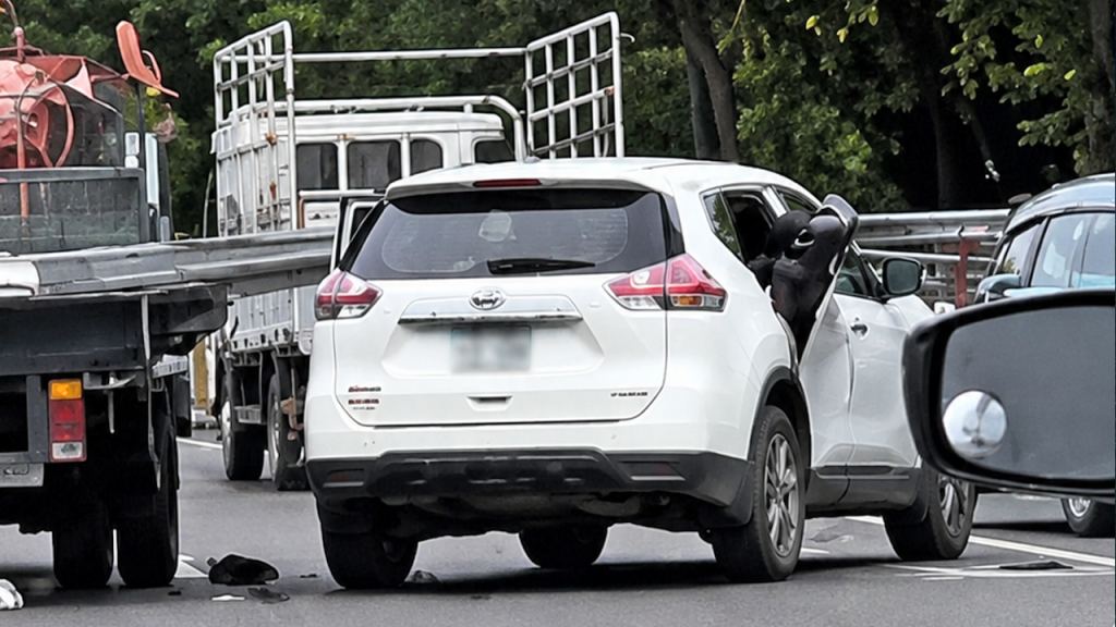 Camioneta es atravesada por hierros y tubos que eran transportados por un camión