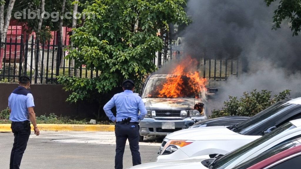 Descubrió al marido siendo infiel y le incendia el carro