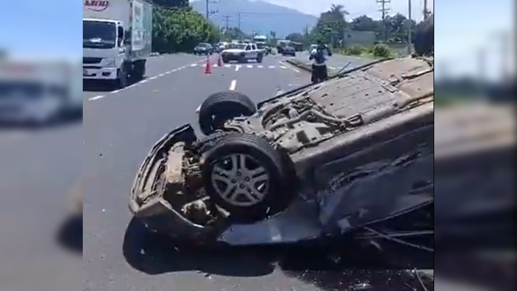 Reportan un carro volcado tras accidente en carretera a Sonsonate