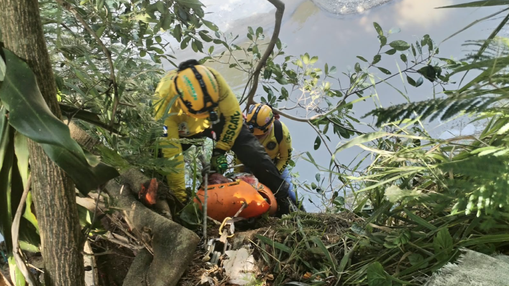Hombre pierde la vida tras caer en un barranco de unos 50 metros de profundidad en Apopa