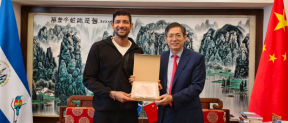 Embajador de República Popular de China se reúne con el tenista Marcelo Arévalo