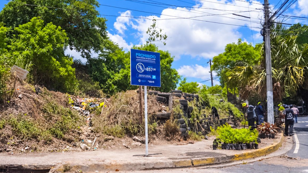 Eliminan botadero a cielo abierto sobre la avenida Max Bloch en San Salvador Centro