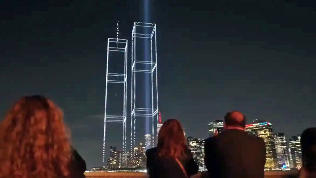 Show de drones recrea la estructura de las Torres Gemelas en New York
