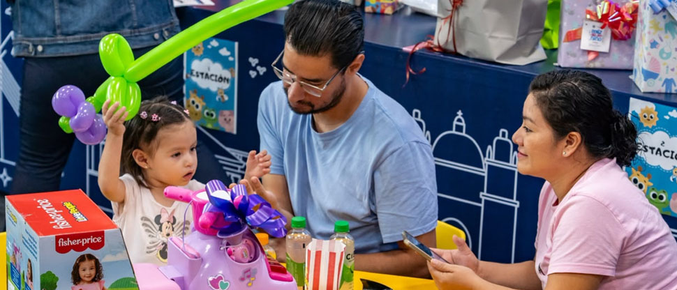 Mario Durán realiza actividades de entrega masiva de juguetes previo al día del niño