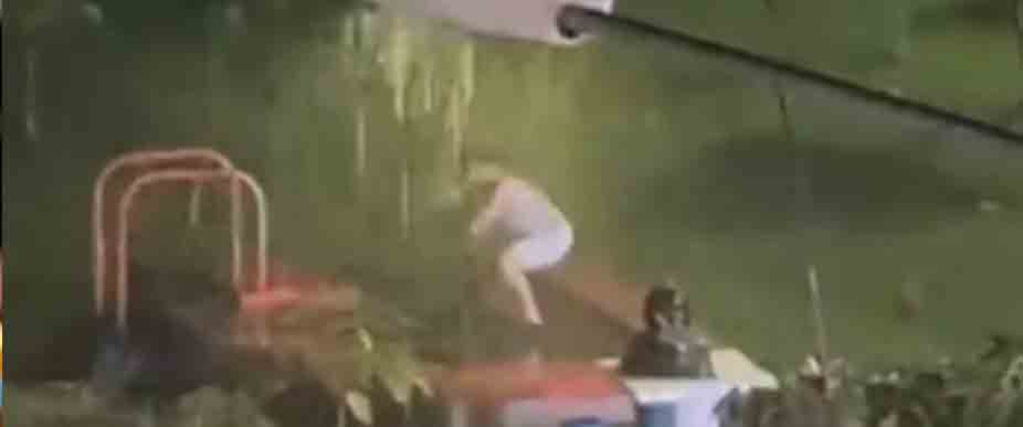 Graban a hombre haciendo su rutina de ejercicios durante la fuerte tormenta
