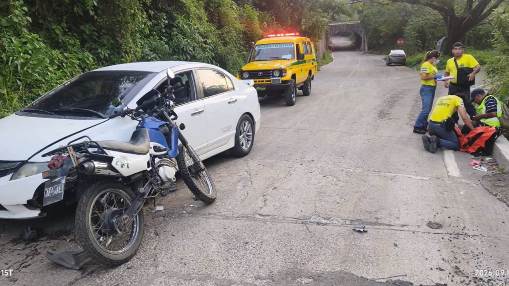 Motociclista resulta con graves lesiones tras chocar de frente contra un vehículo