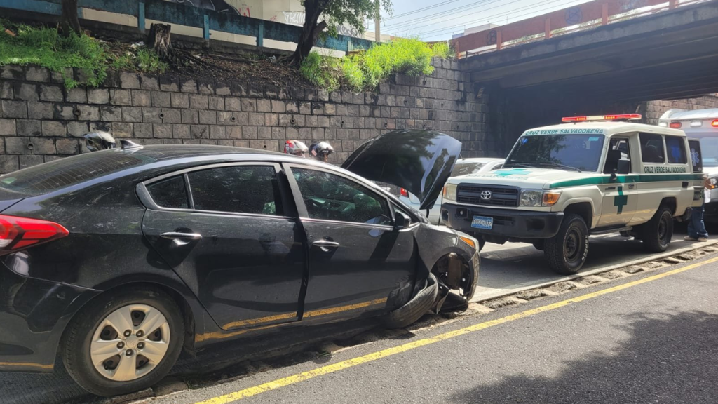 Mujer pierde el control de su vehículo y se accidenta sobre la Alameda Juan Pablo II