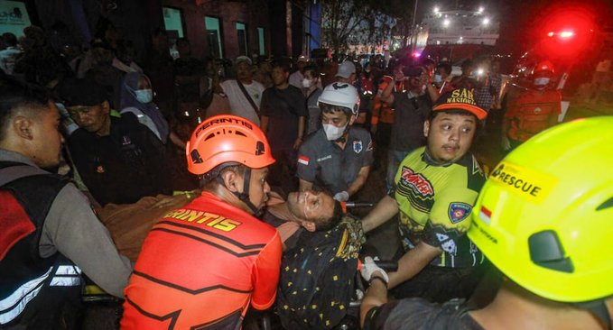 Ferri vuelca en Indonesia y deja al menos seis fallecidos y más de 130 desaparecidos