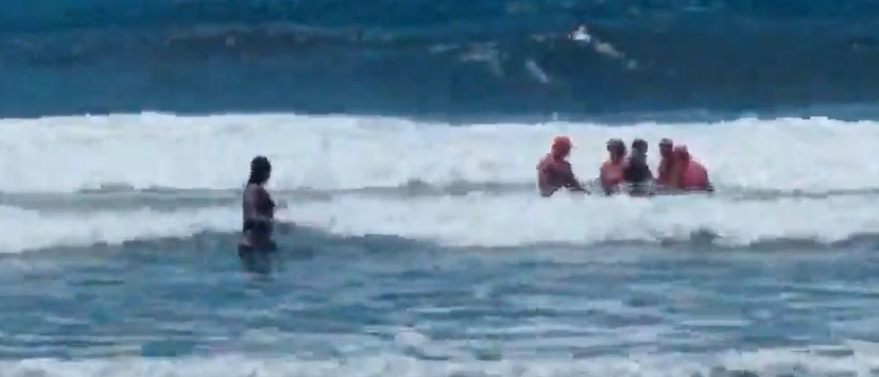 Rescatan a tres turistas estadounidenses que se ahogaban en playa San Blas
