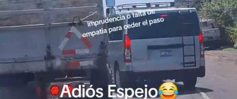 Camionero y microbusero se pelean en calle y provocan tráfico en La Libertad