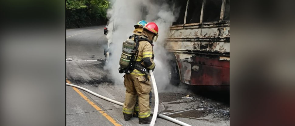 Autobús que transportaba niños de una escuela de fútbol se incendia en La Unión