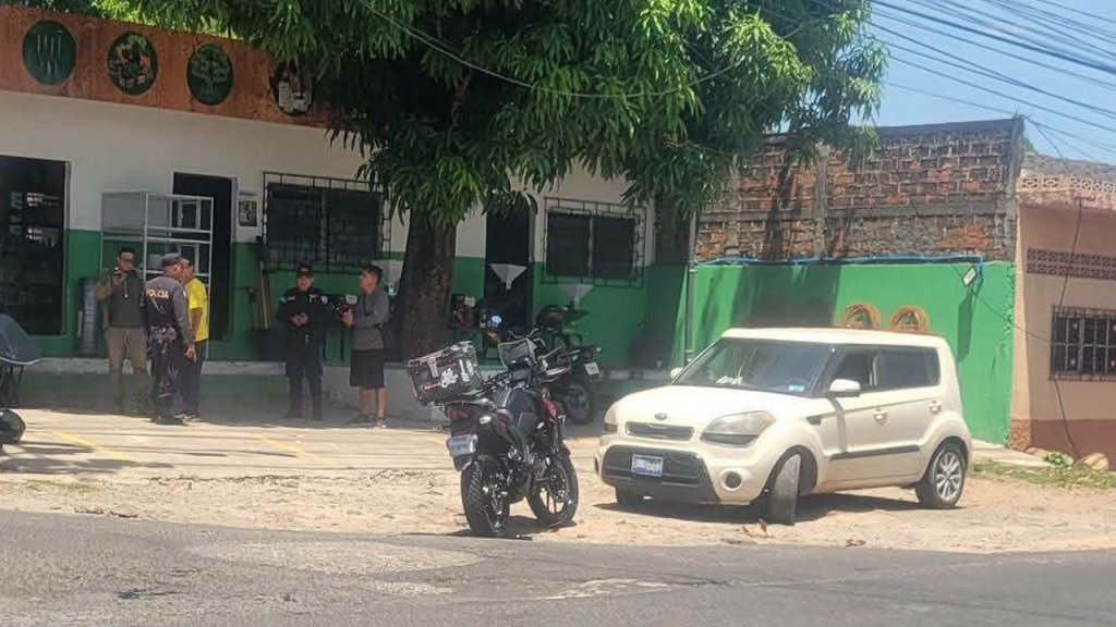 Trasladan de emergencia a motociclista que fue embestido por un Kia Soul en La Paz