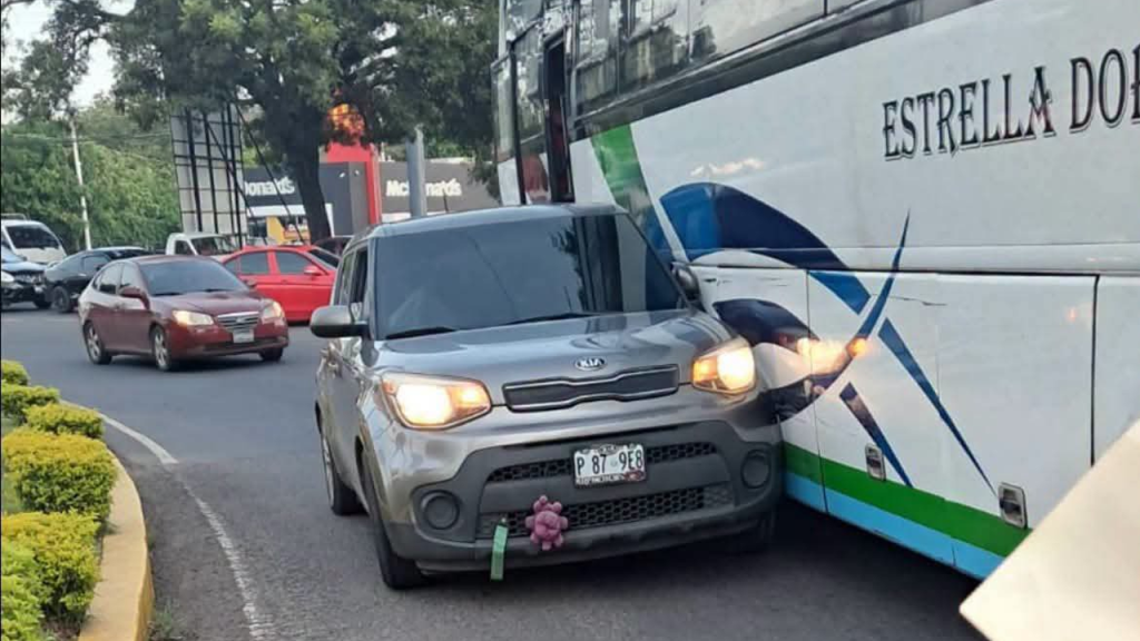 IMPRUDENCIA: Kia Soul y bus del transporte colectivo chocan en Santa Ana