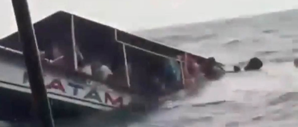 Colombia: al estilo “Titanic”, lancha con personas se hunde en el océano por fuerte oleaje