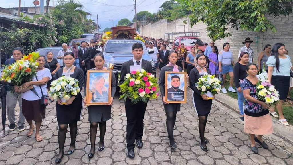 Despiden a esposos que fallecieron tras un grave accidente en Ahuachapán