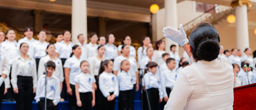 Inicia el mes cívico y estudiantes cantan el Himno en el Palacio Nacional
