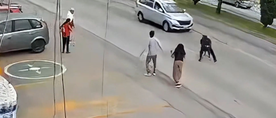 México: hombre salva a una niña de ser atropellada por el descuido de sus padres