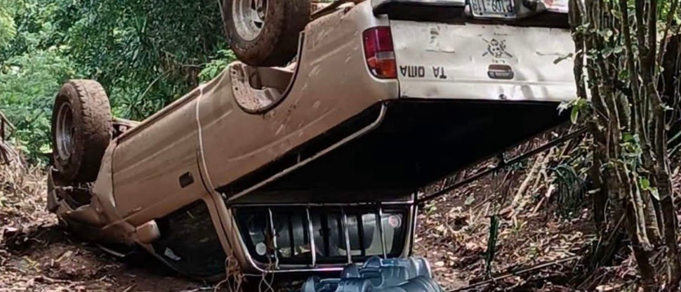 Hombre sobrevive tras volcar con su vehículo en Jucuapa
