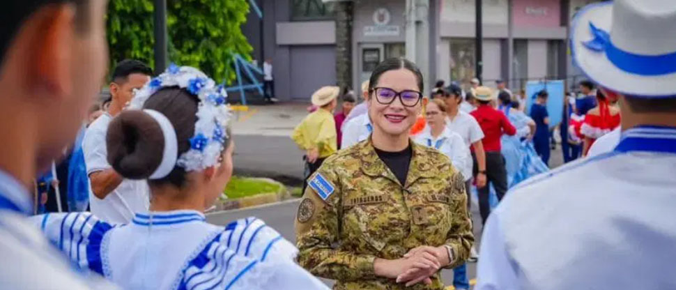 Ministra de Educación acompaña a los estudiantes que desfilarán por el día de la independencia
