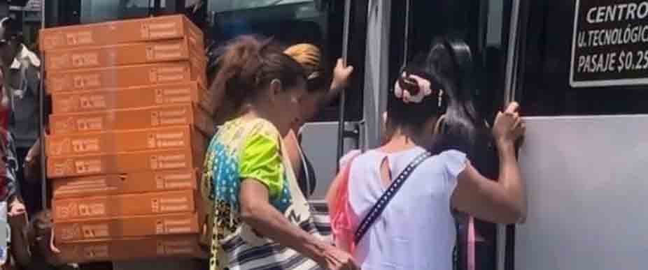 Acaparador de donas se molesta porque motorista le cobra doble pasaje