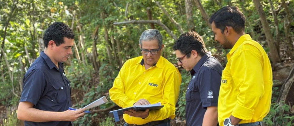 Inician estudios y trazos para mejorar caminos de estudiantes en Ahuachapán, Santa Ana y La Libertad