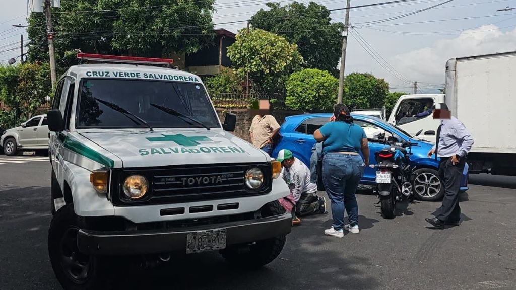 Motociclista resulta lesionado tras impactar contra un vehículo en San Salvador