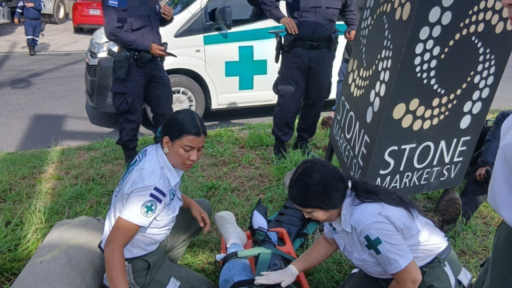 Motociclista y su acompañante resultan lesionados tras accidentarse en Sonsonate