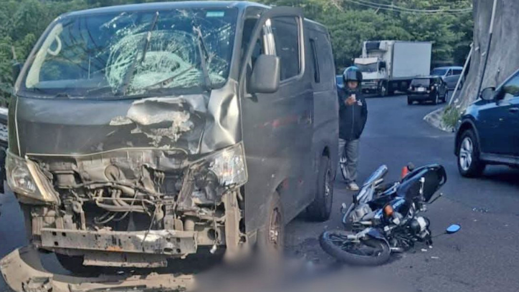 Motociclista pierde la vida tras impactar de frente contra un microbús  