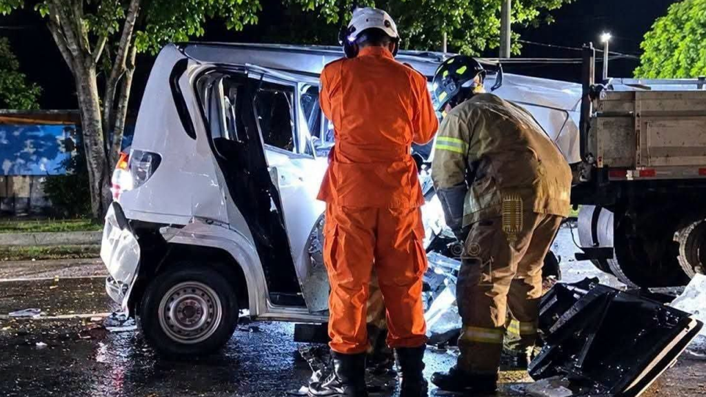 Conductor y pasajera de mototaxi mueren tras aparatoso accidente en Ahuachapán