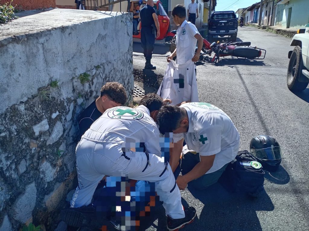 Choque entre motociclistas deja a dos personas lesionadas en Cabañas