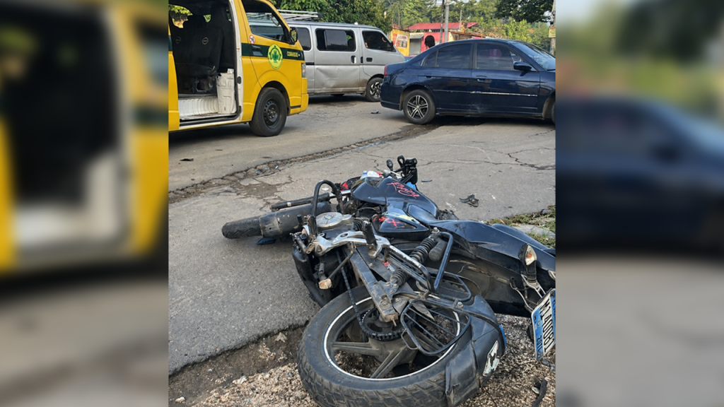 Motociclista resulta con diversas lesiones tras chocar contra un auto en Santa Ana