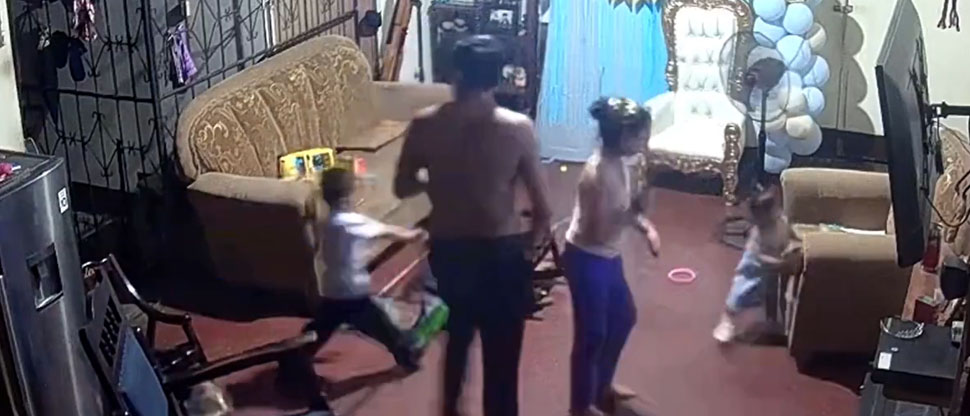 Impactante: mujer dejó a sus hijos con su esposo y cuando llegó a la casa los encontró así