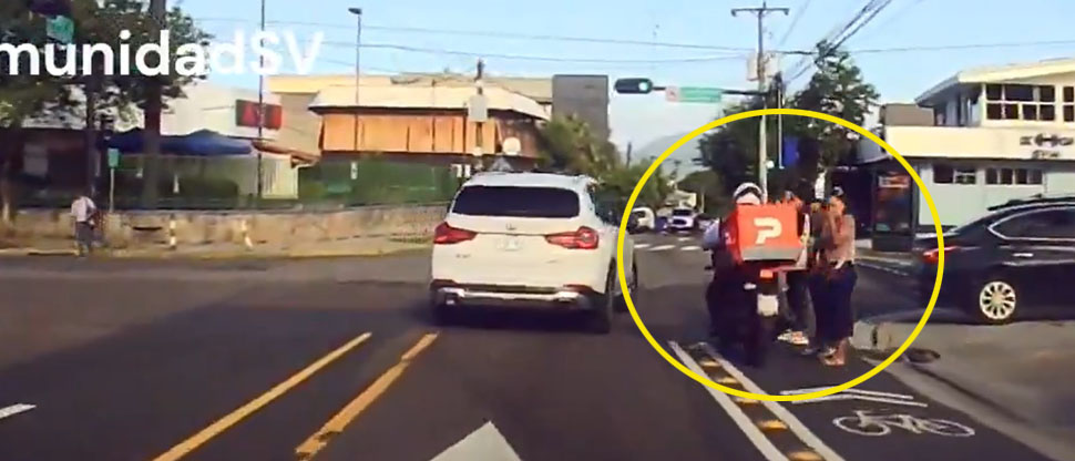 Motociclista de pedidos ya es captado circulando por ciclovía y pone en riesgo a peatones