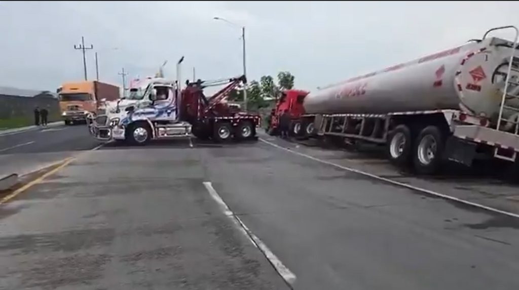 VMT realiza maniobras para retirar pipa con gasolina que se accidentó en el redondel Claudia Lars