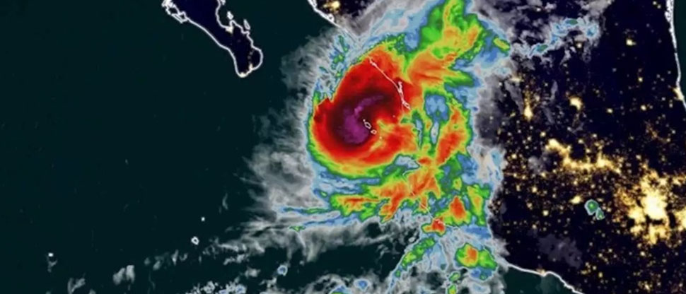 Huracán Polo toca tierra en México con vientos de 110 mph y deja inundaciones
