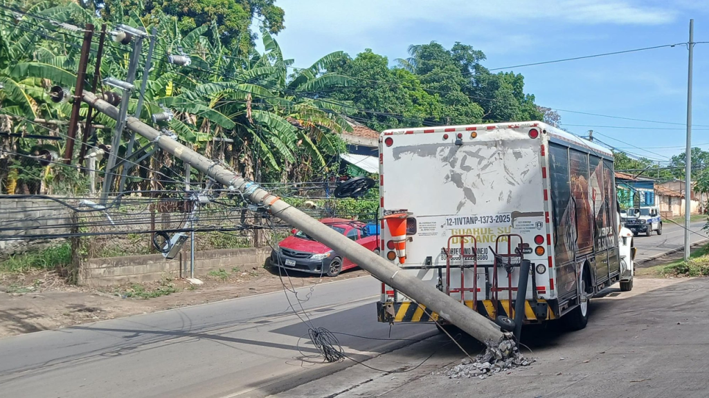 Conductor de camión no se fija y derriba un poste del tendido eléctrico tras intentar retroceder