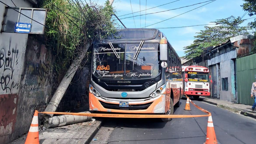 Bus de la 29 derriba un poste del tendido eléctrico en San Salvador