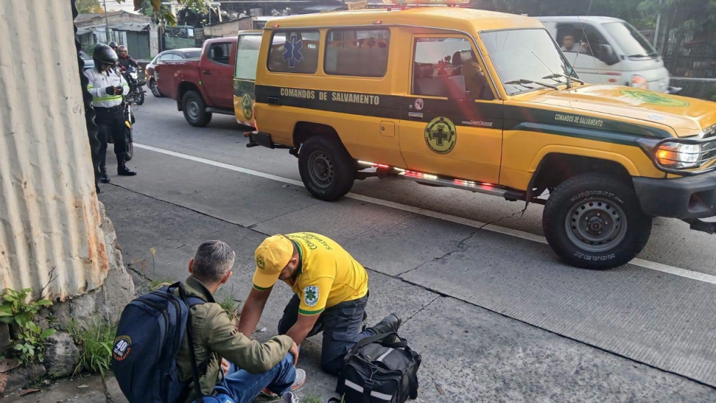 Motociclista resulta con múltiples lesiones tras quedar presionado entre dos vehículos
