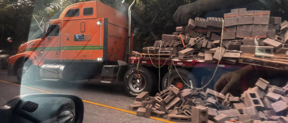 Conductor de rastra se accidenta y deja cientos de bloques en la carretera hacia San Miguel