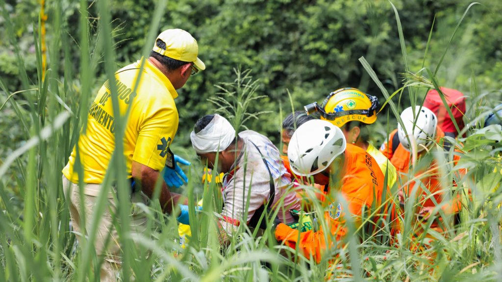 Rescatan a hombre que cayó en un profundo barranco en Ayutuxtepeque