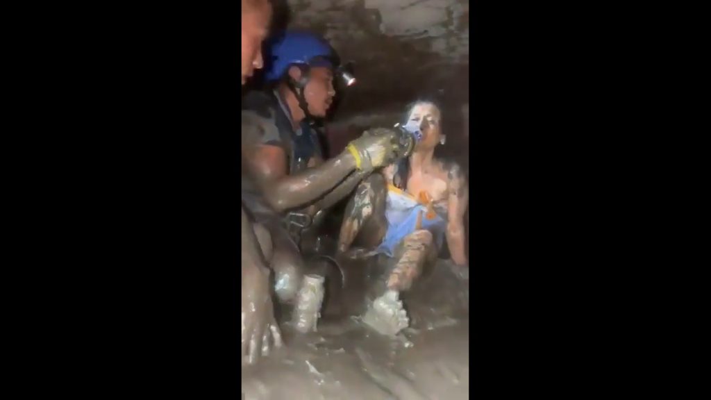 Rescatan a mujer de la tercera edad luego de permanecer 10 días soterrada tras deslave en Nepal