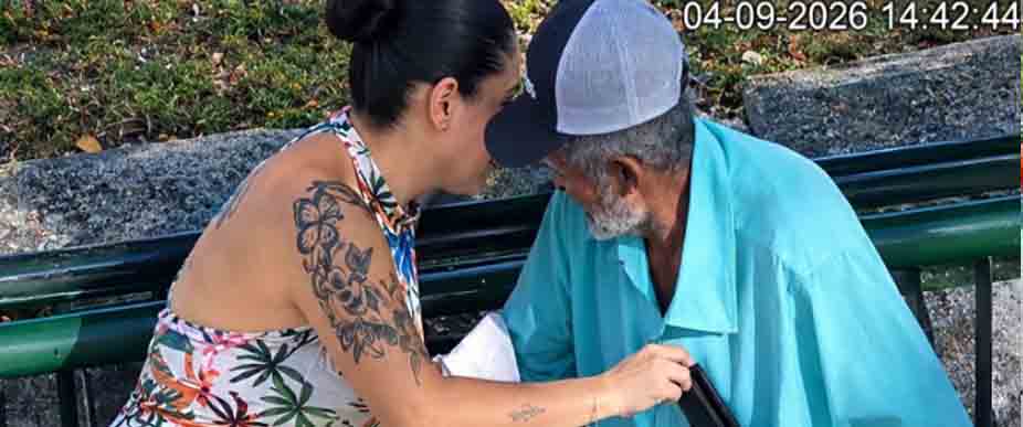 COLOMBIA: captan a mujer hurtando la billetera a un ancianito en el parque