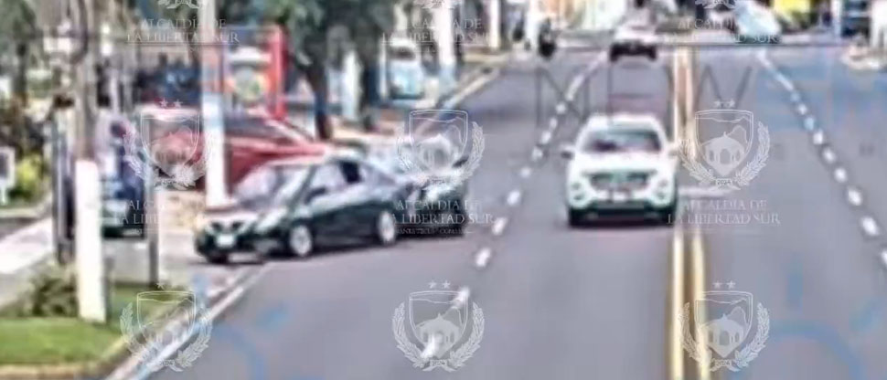 Imprudencia de conductor provoca accidente de tránsito en Santa Tecla