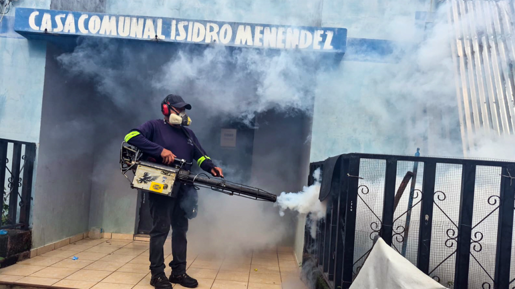 Más de 400 familias de la capital son beneficiadas con una jornada de fumigación