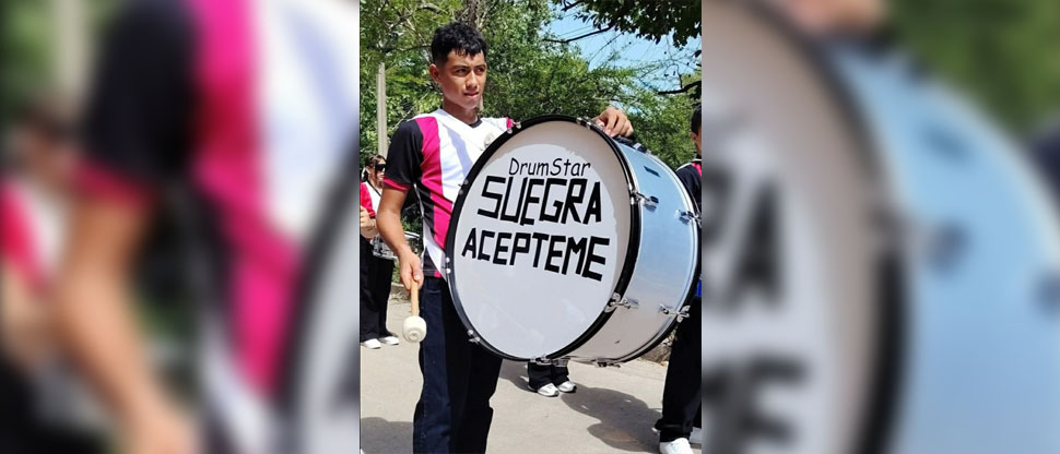 Estudiante se vuelve viral por el mensaje que puso en su Bombo